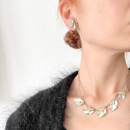 A lovely pair of aurora borealis clip-on earrings in soft pink and orange tones. ピンクやオレンジのトーンが入ったオーロラストーンのクリップイヤリング。 