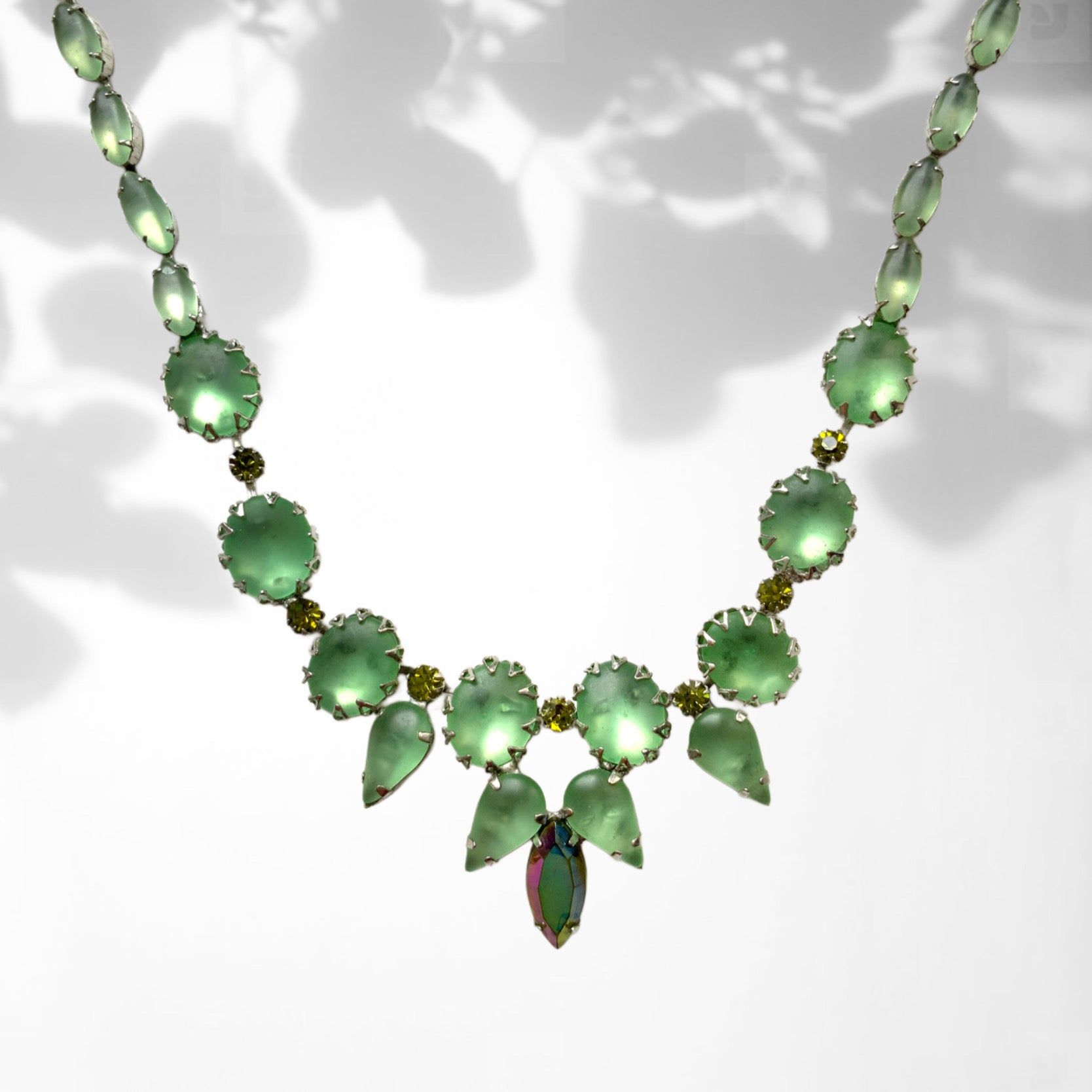 A 1950s Continental necklace featuring frosted glass. 1950年代のコンティネンタル、フロストグラスのネックレス。