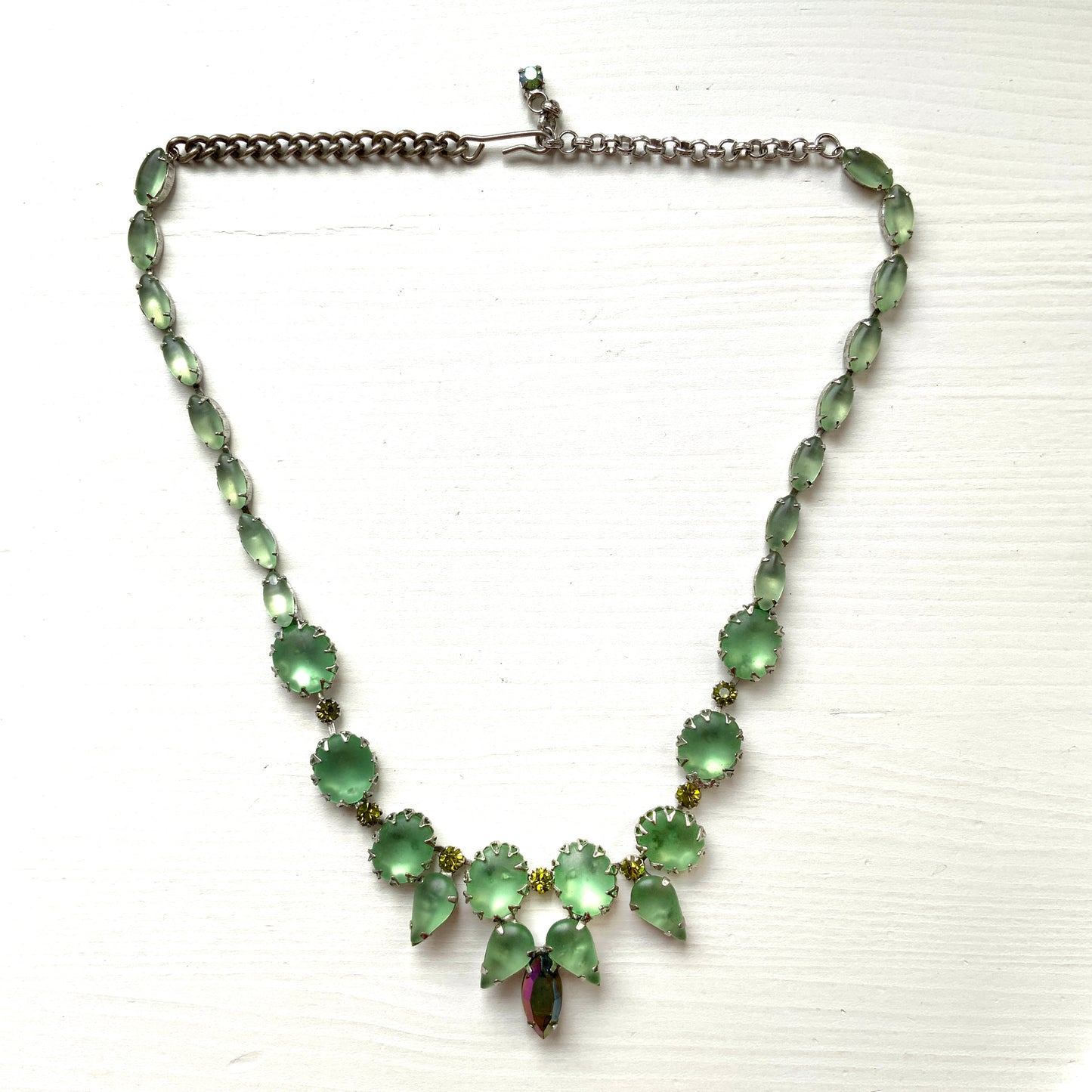 A 1950s Continental necklace featuring frosted glass. 1950年代のコンティネンタル、フロストグラスのネックレス。