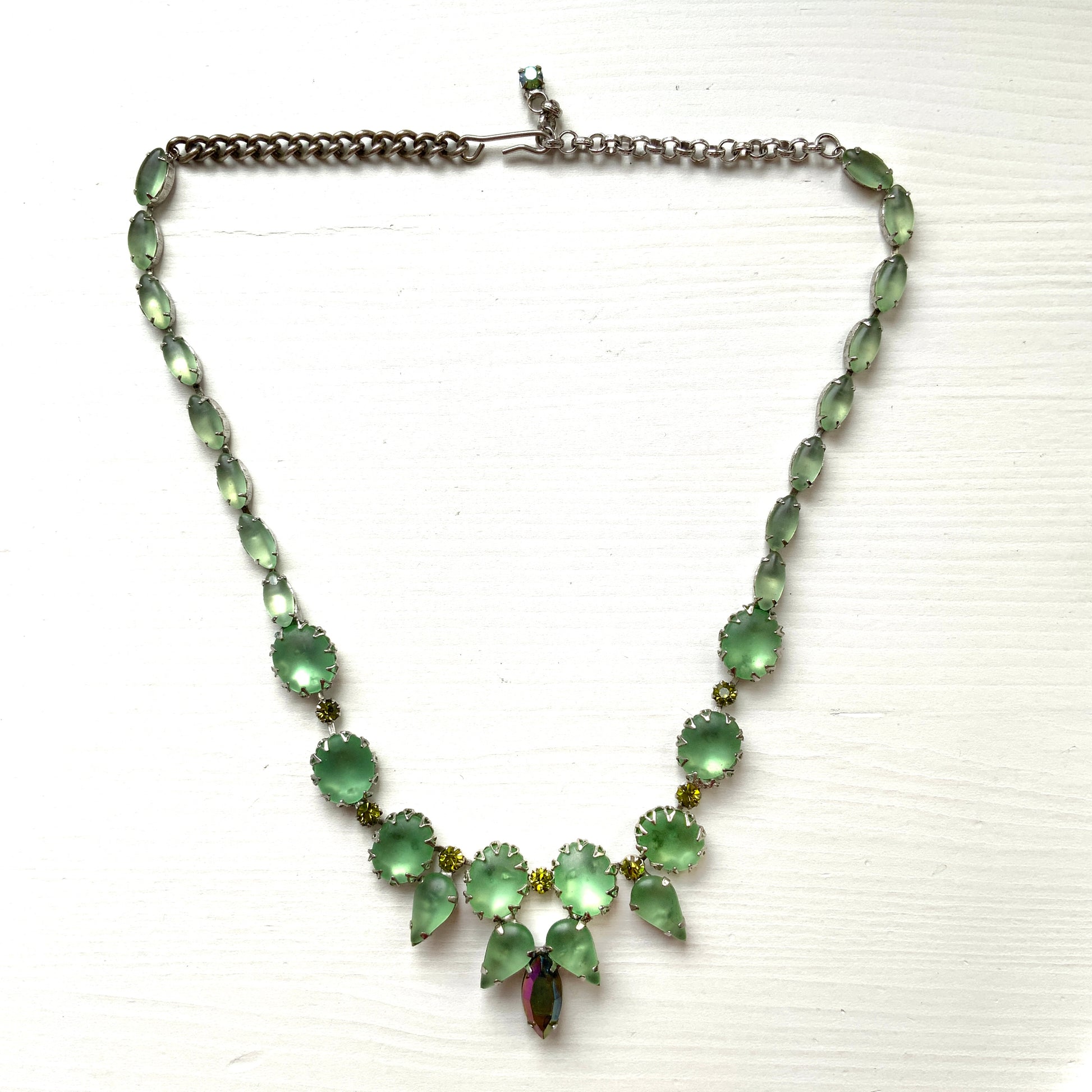 A 1950s Continental necklace featuring frosted glass. 1950年代のコンティネンタル、フロストグラスのネックレス。