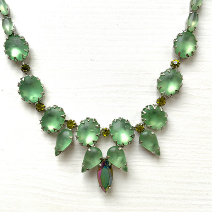 A 1950s Continental necklace featuring frosted glass. 1950年代のコンティネンタル、フロストグラスのネックレス。