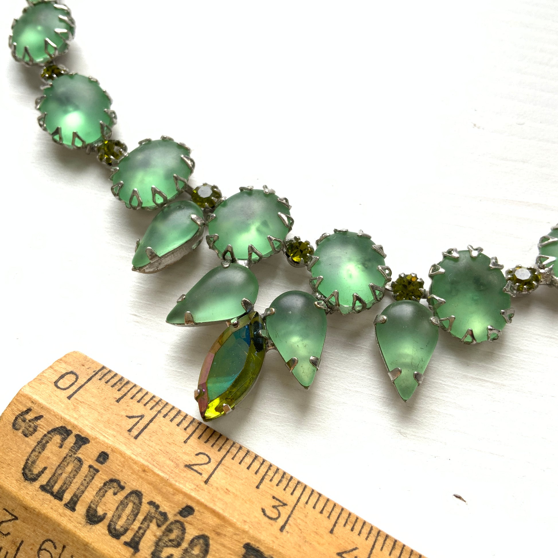 A 1950s Continental necklace featuring frosted glass. 1950年代のコンティネンタル、フロストグラスのネックレス。