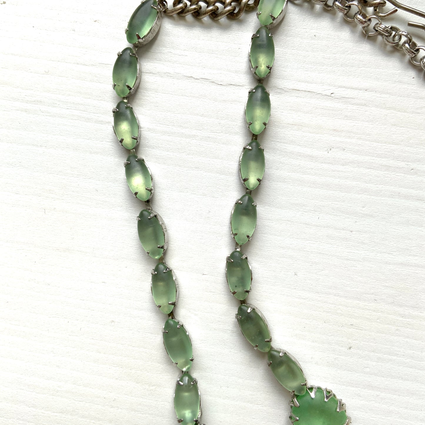 A 1950s Continental necklace featuring frosted glass. 1950年代のコンティネンタル、フロストグラスのネックレス。