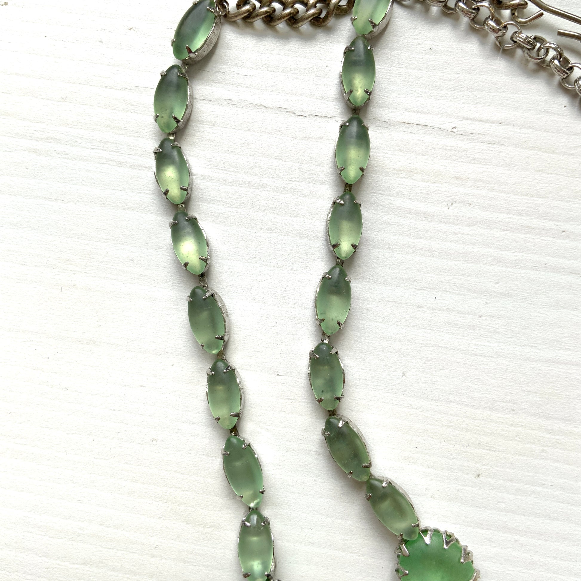 A 1950s Continental necklace featuring frosted glass. 1950年代のコンティネンタル、フロストグラスのネックレス。