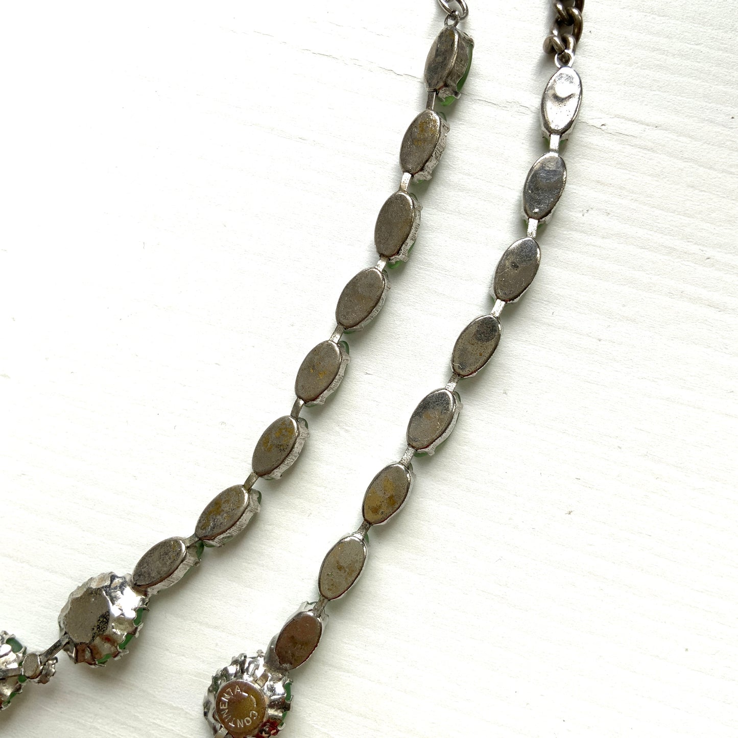 A 1950s Continental necklace featuring frosted glass. 1950年代のコンティネンタル、フロストグラスのネックレス。