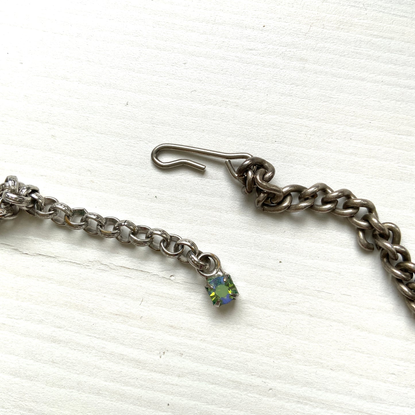 A 1950s Continental necklace featuring frosted glass. 1950年代のコンティネンタル、フロストグラスのネックレス。