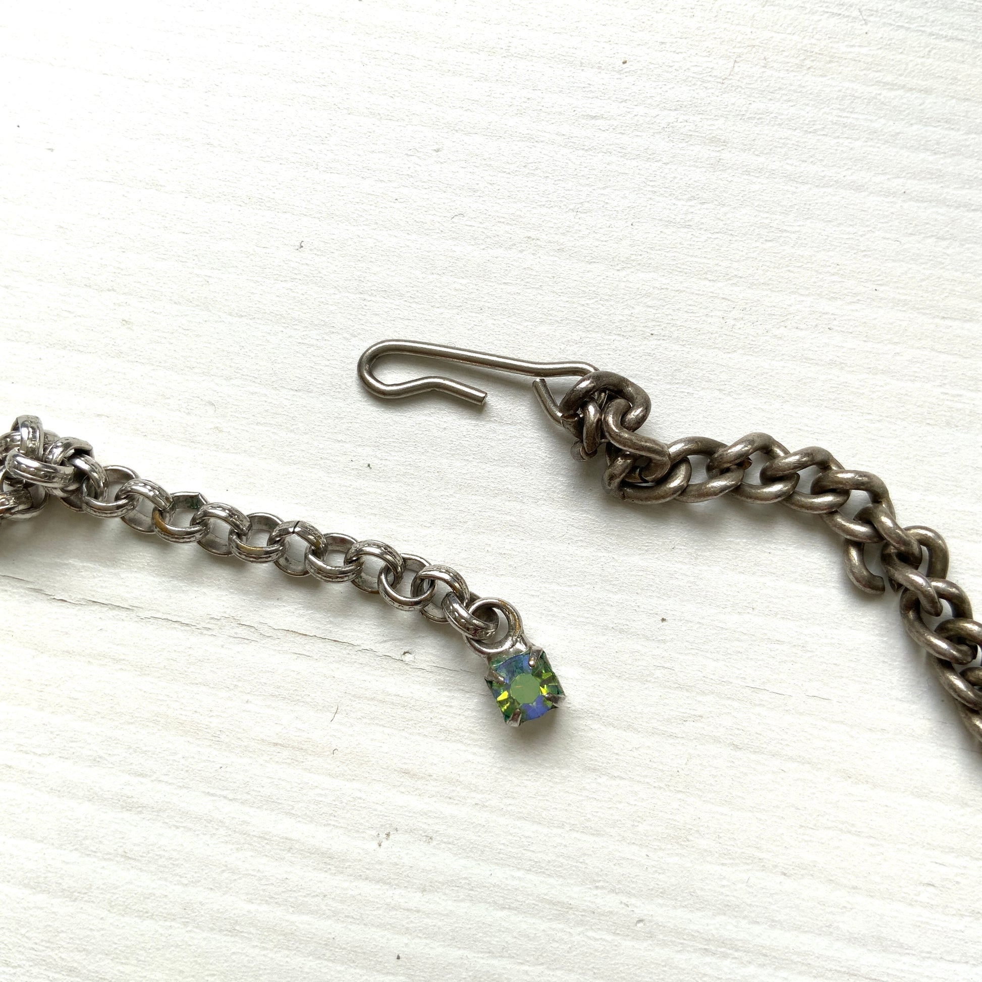 A 1950s Continental necklace featuring frosted glass. 1950年代のコンティネンタル、フロストグラスのネックレス。