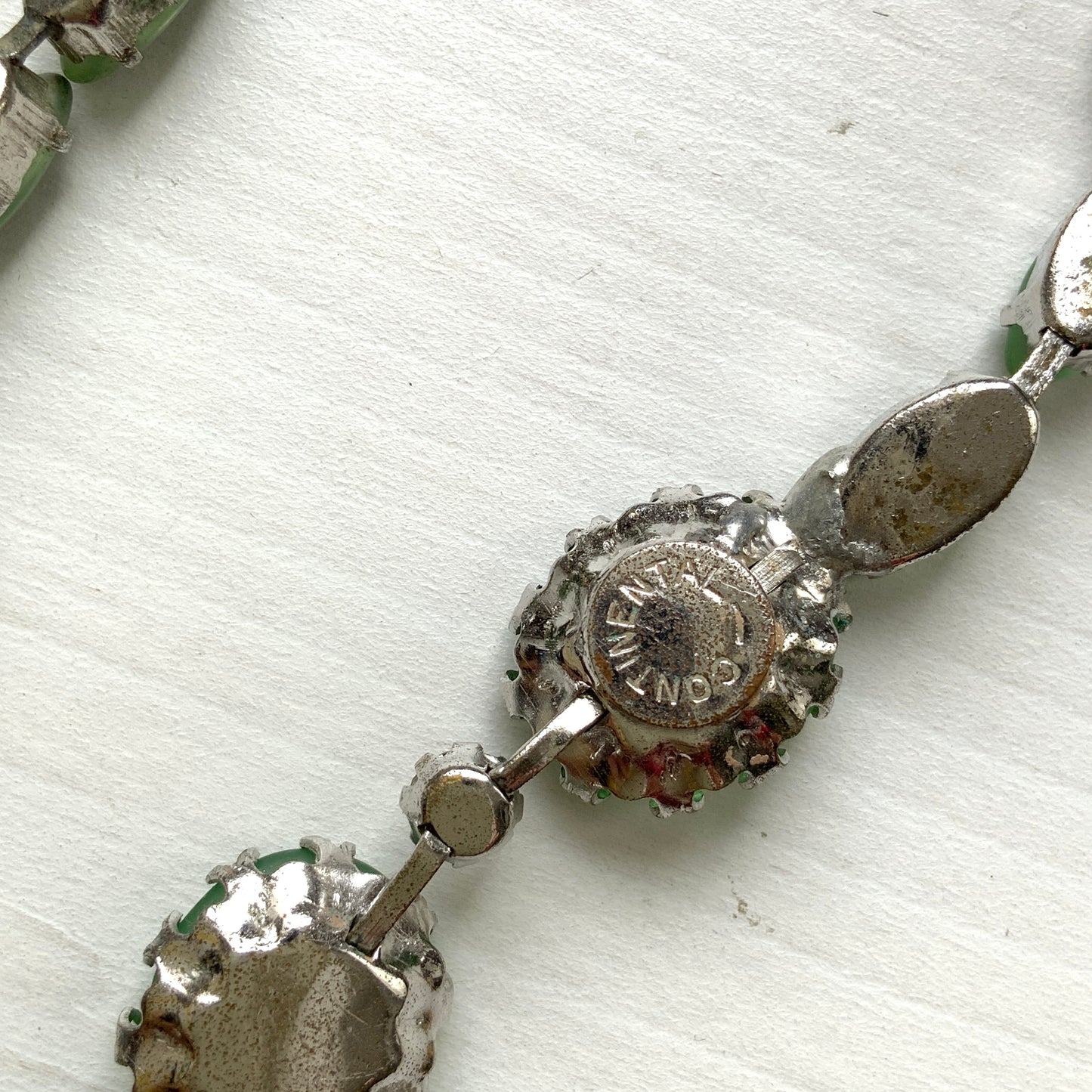 A 1950s Continental necklace featuring frosted glass. 1950年代のコンティネンタル、フロストグラスのネックレス。