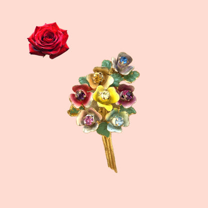 A vintage brooch designed as a colourful bouquet of enamel flowers. 色とりどりの花が束ねられた、エナメルのフラワーブローチ。