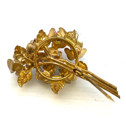 A vintage brooch designed as a colourful bouquet of enamel flowers. 色とりどりの花が束ねられた、エナメルのフラワーブローチ。