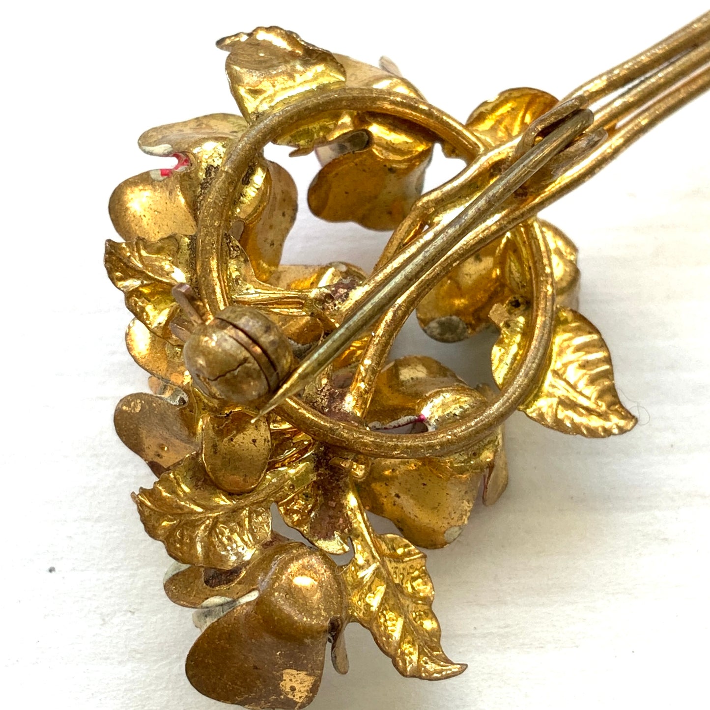 A vintage brooch designed as a colourful bouquet of enamel flowers. 色とりどりの花が束ねられた、エナメルのフラワーブローチ。