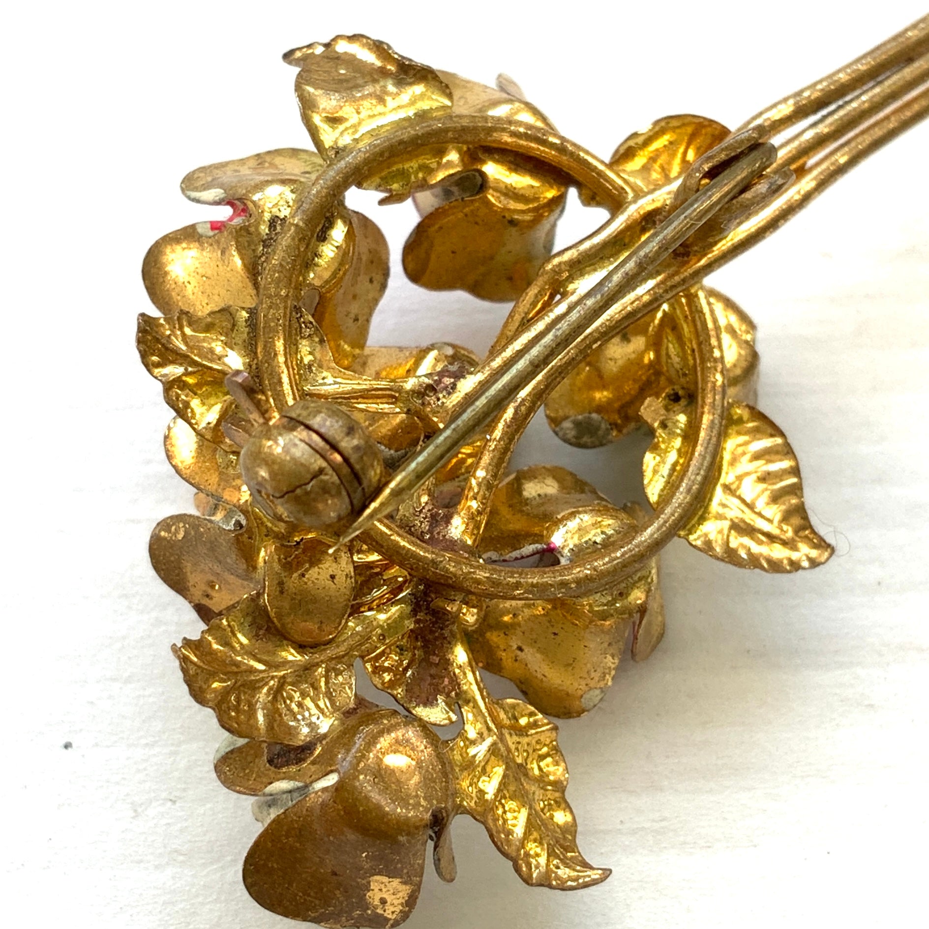 A vintage brooch designed as a colourful bouquet of enamel flowers. 色とりどりの花が束ねられた、エナメルのフラワーブローチ。