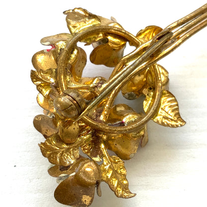 A vintage brooch designed as a colourful bouquet of enamel flowers. 色とりどりの花が束ねられた、エナメルのフラワーブローチ。