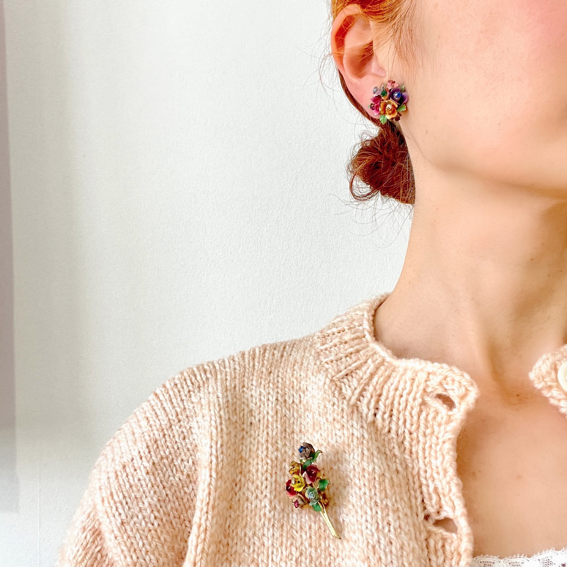 A vintage brooch designed as a colourful bouquet of enamel flowers. 色とりどりの花が束ねられた、エナメルのフラワーブローチ。