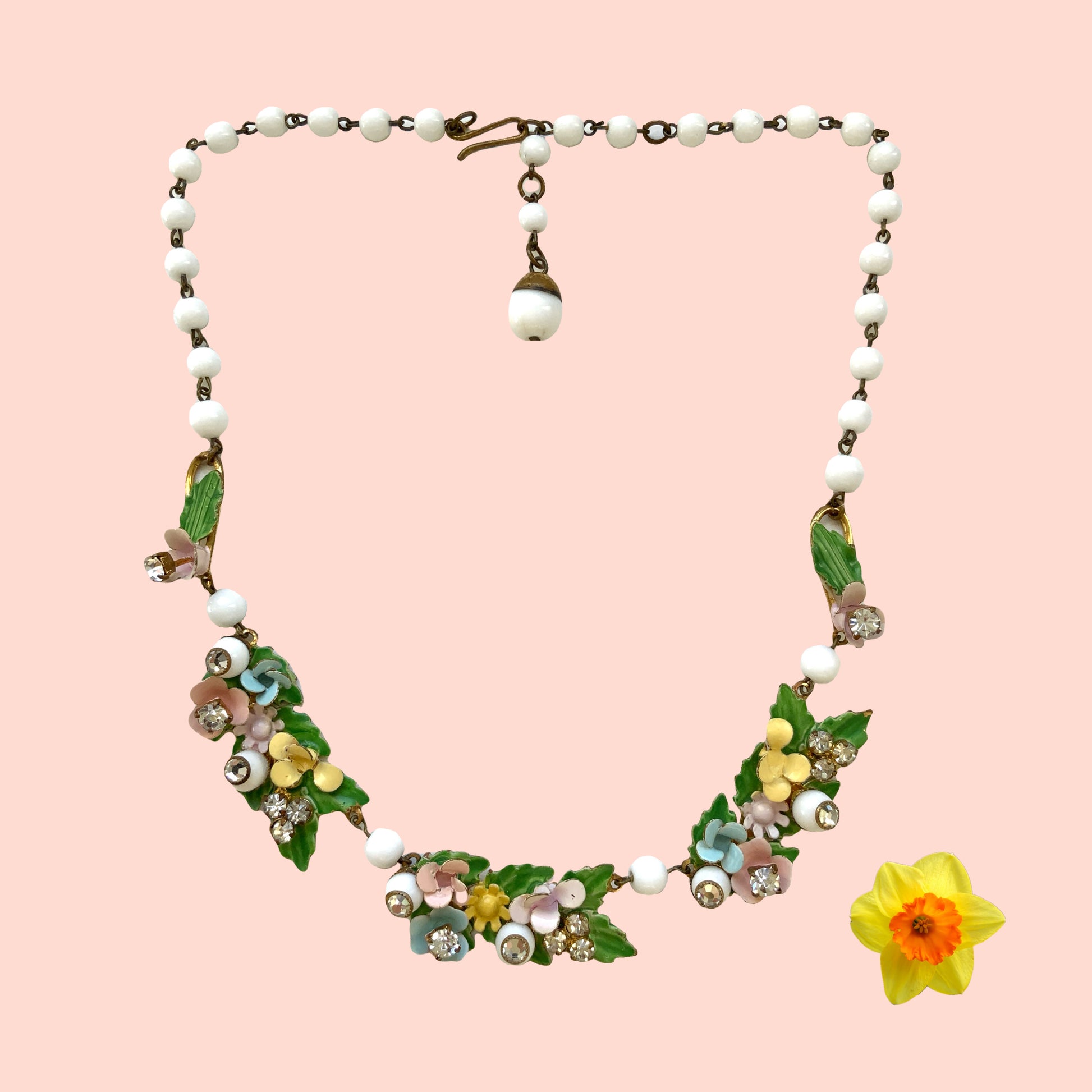  A vintage necklace featuring pastel-coloured flowers and milk glass beads. パステルカラーの花とミルクグラスビーズが連なった、ヴィンテージネックレス。