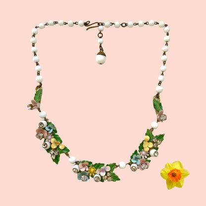  A vintage necklace featuring pastel-coloured flowers and milk glass beads. パステルカラーの花とミルクグラスビーズが連なった、ヴィンテージネックレス。