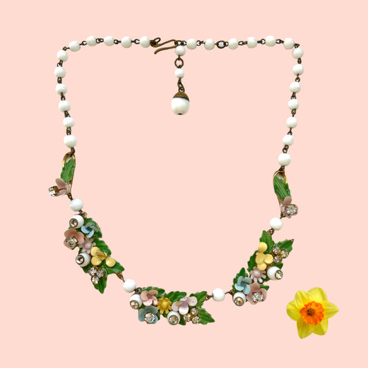  A vintage necklace featuring pastel-coloured flowers and milk glass beads. パステルカラーの花とミルクグラスビーズが連なった、ヴィンテージネックレス。