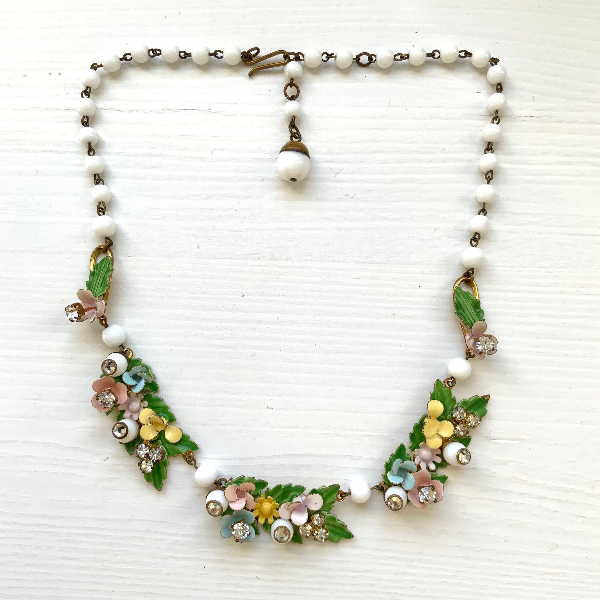  A vintage necklace featuring pastel-coloured flowers and milk glass beads. パステルカラーの花とミルクグラスビーズが連なった、ヴィンテージネックレス。
