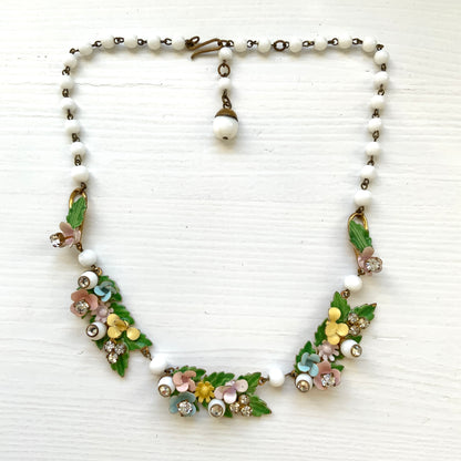  A vintage necklace featuring pastel-coloured flowers and milk glass beads. パステルカラーの花とミルクグラスビーズが連なった、ヴィンテージネックレス。