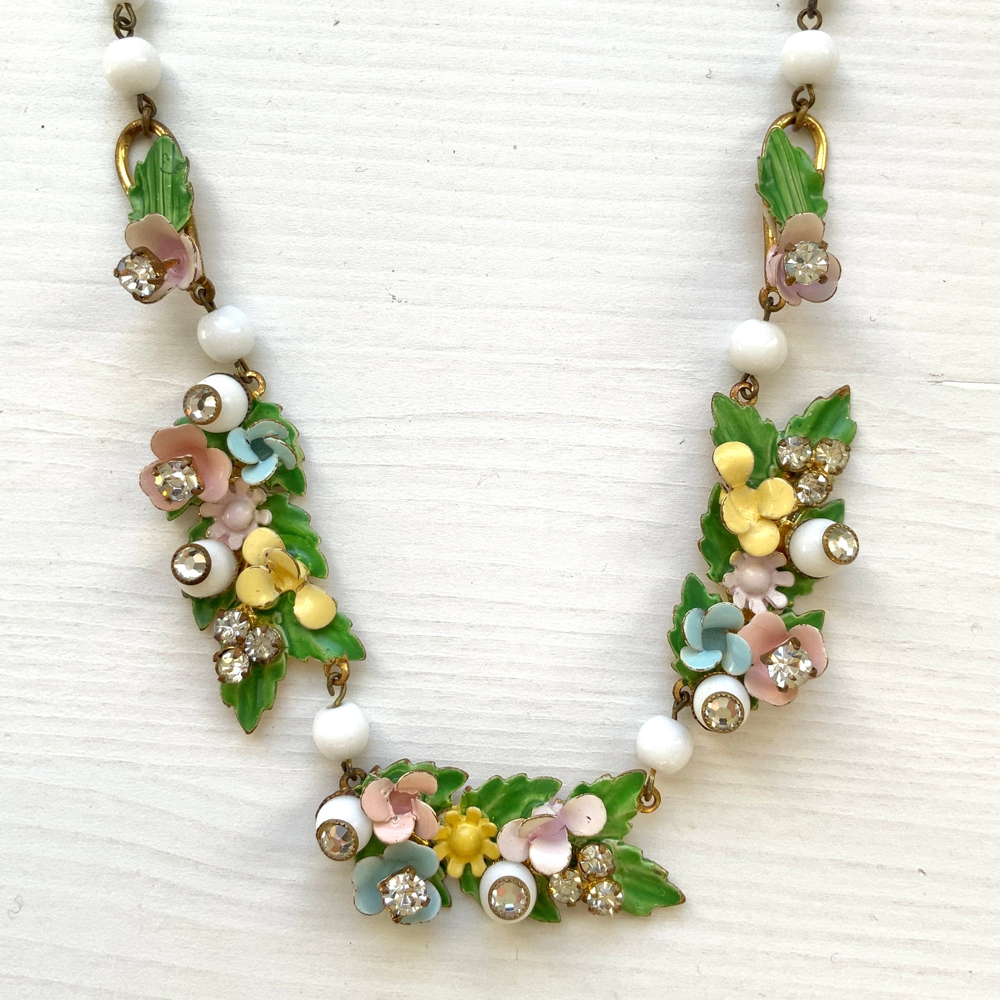  A vintage necklace featuring pastel-coloured flowers and milk glass beads. パステルカラーの花とミルクグラスビーズが連なった、ヴィンテージネックレス。