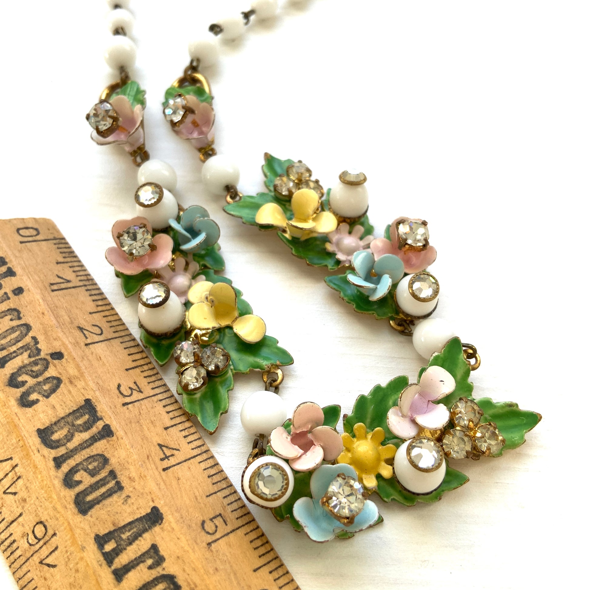  A vintage necklace featuring pastel-coloured flowers and milk glass beads. パステルカラーの花とミルクグラスビーズが連なった、ヴィンテージネックレス。