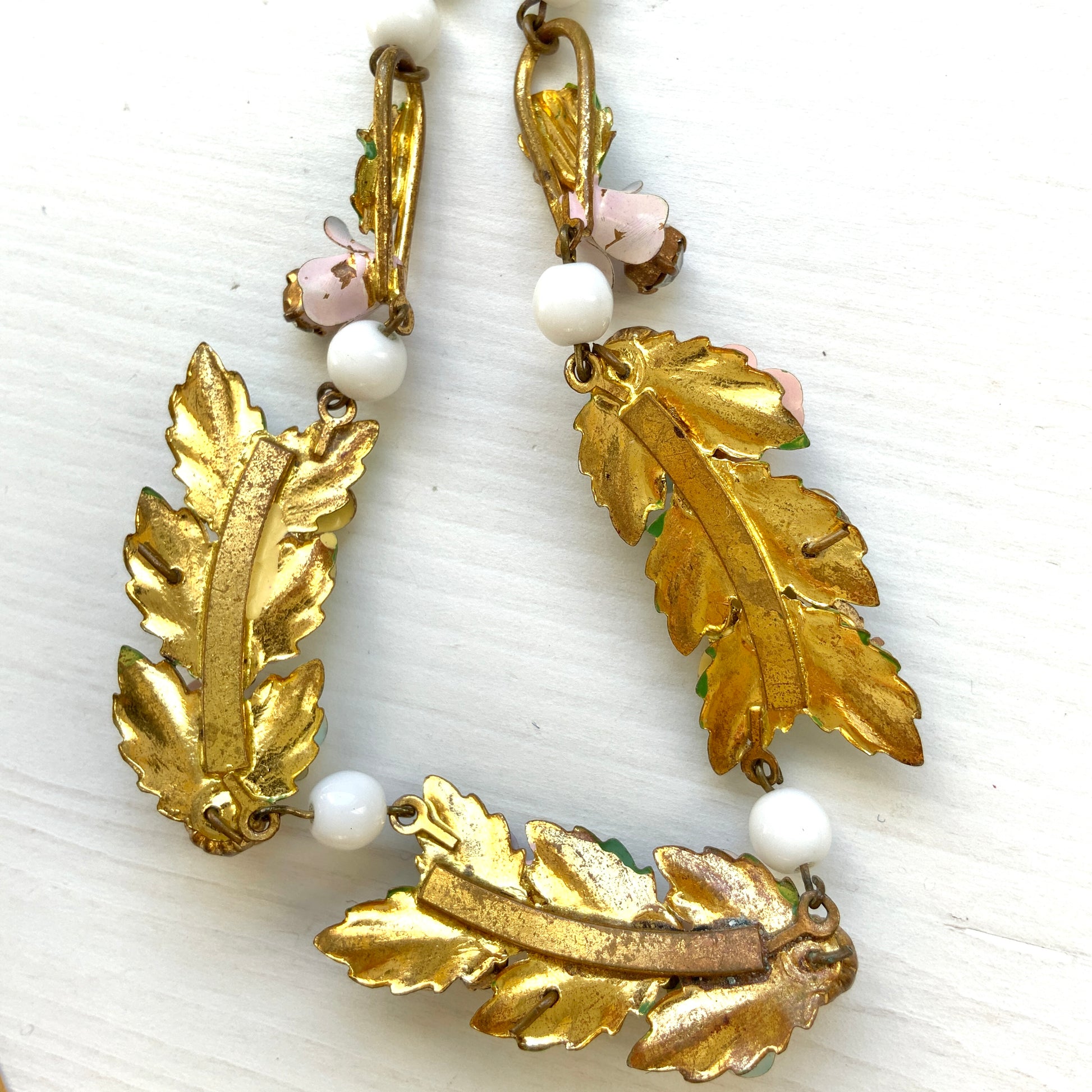  A vintage necklace featuring pastel-coloured flowers and milk glass beads. パステルカラーの花とミルクグラスビーズが連なった、ヴィンテージネックレス。