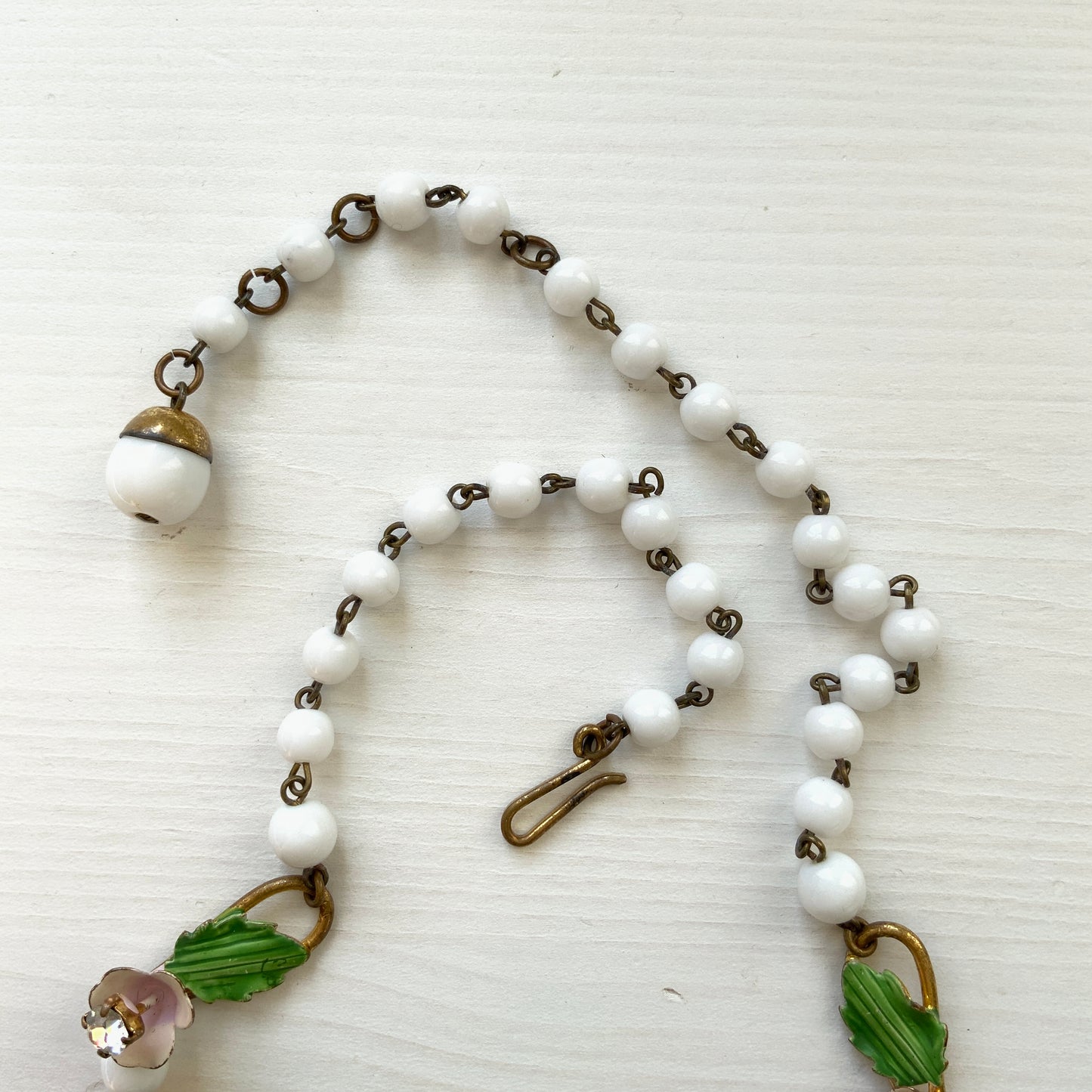  A vintage necklace featuring pastel-coloured flowers and milk glass beads. パステルカラーの花とミルクグラスビーズが連なった、ヴィンテージネックレス。