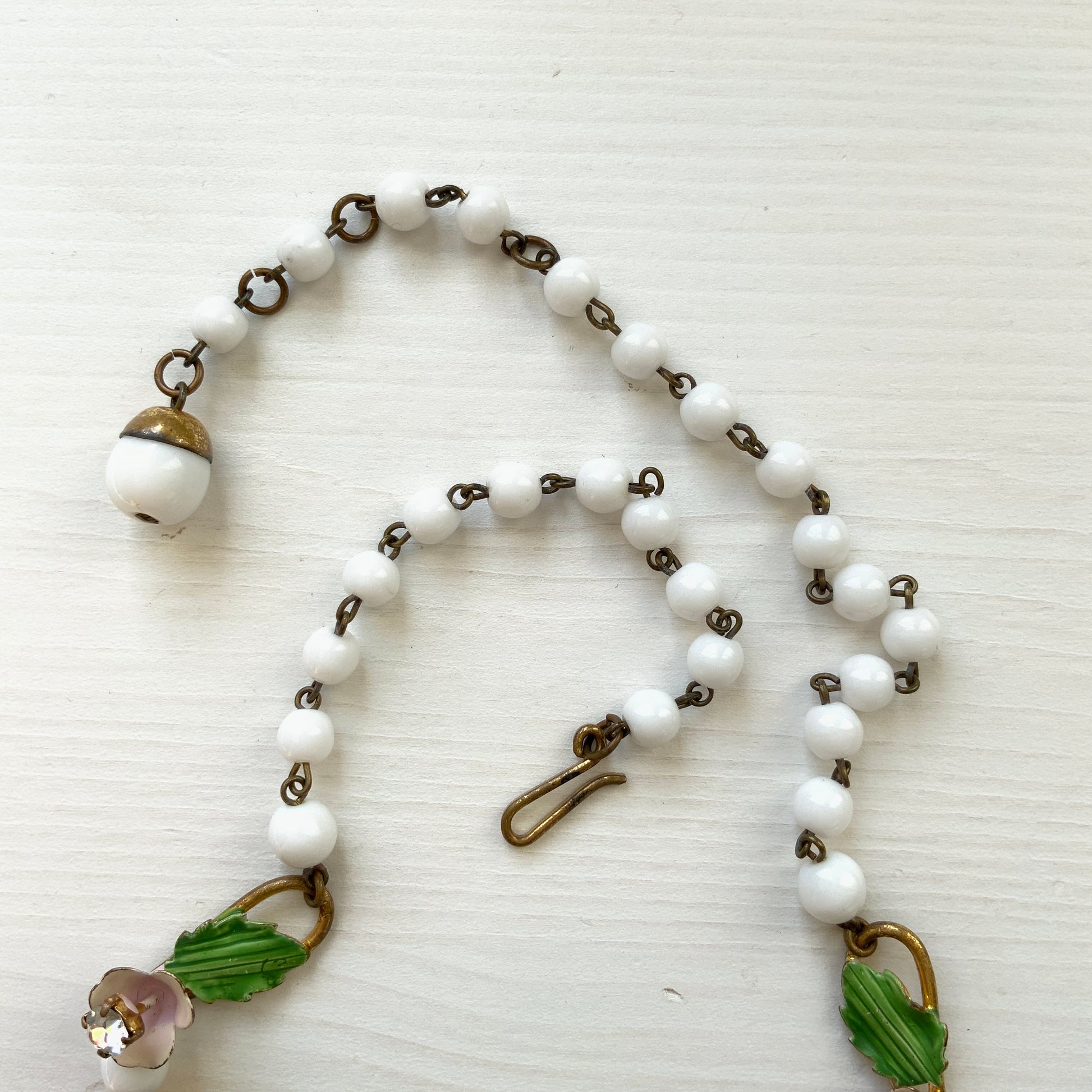  A vintage necklace featuring pastel-coloured flowers and milk glass beads. パステルカラーの花とミルクグラスビーズが連なった、ヴィンテージネックレス。