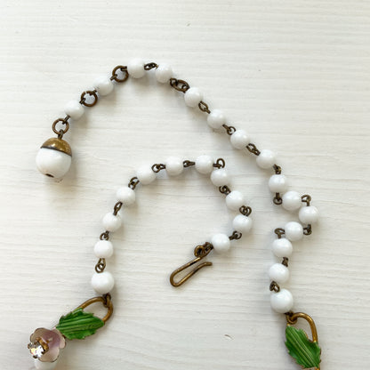  A vintage necklace featuring pastel-coloured flowers and milk glass beads. パステルカラーの花とミルクグラスビーズが連なった、ヴィンテージネックレス。