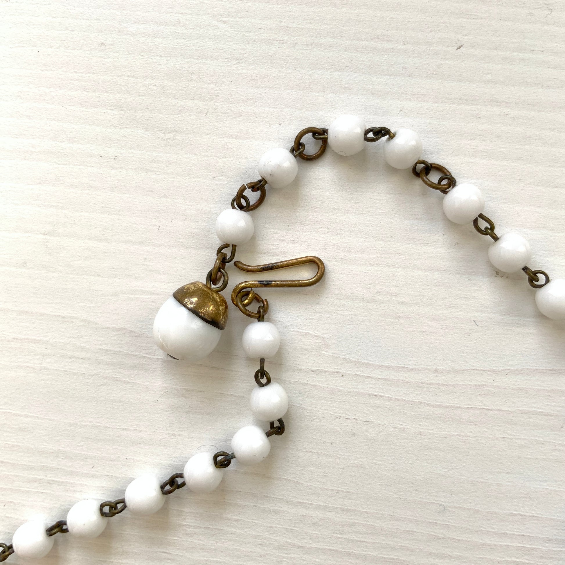  A vintage necklace featuring pastel-coloured flowers and milk glass beads. パステルカラーの花とミルクグラスビーズが連なった、ヴィンテージネックレス。