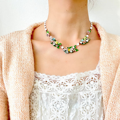  A vintage necklace featuring pastel-coloured flowers and milk glass beads. パステルカラーの花とミルクグラスビーズが連なった、ヴィンテージネックレス。