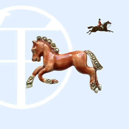 A brown enamel horse brooch. ブラウンエナメルの馬モチーフブローチ。 