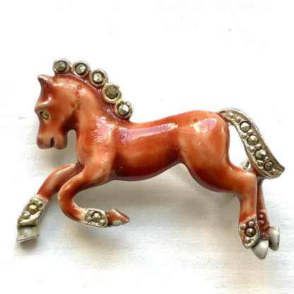 A brown enamel horse brooch. ブラウンエナメルの馬モチーフブローチ。 
