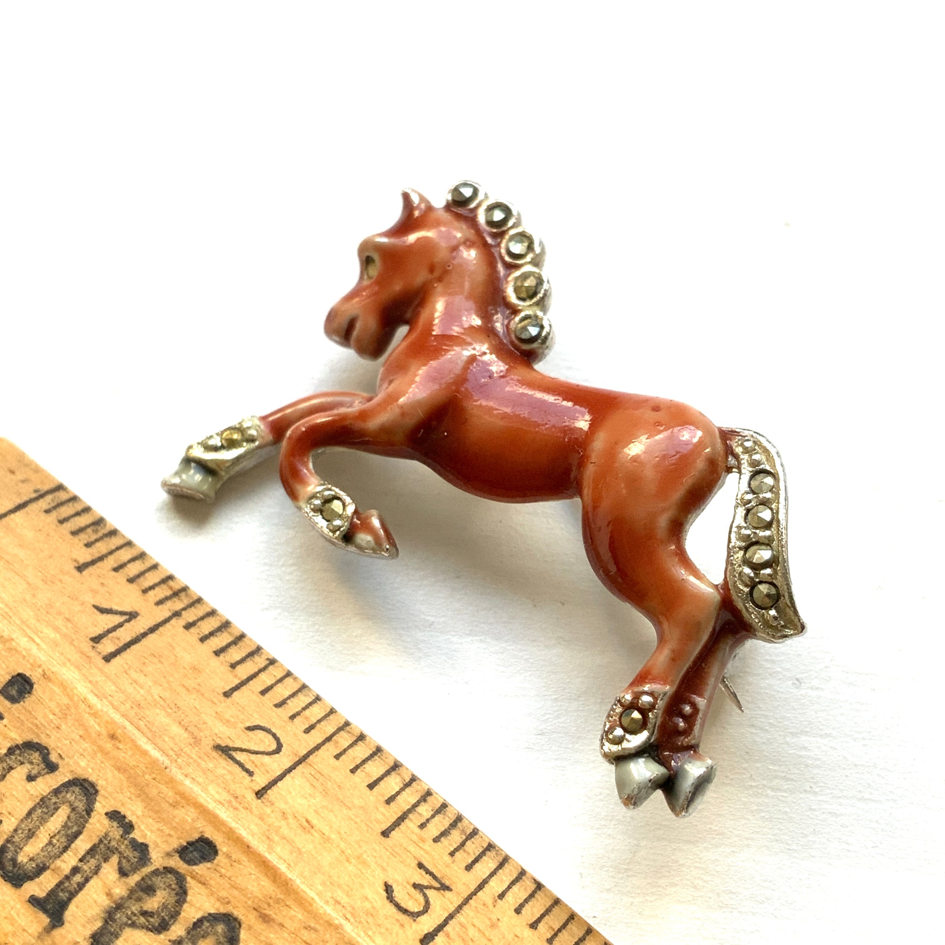 A brown enamel horse brooch. ブラウンエナメルの馬モチーフブローチ。 