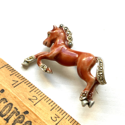 A brown enamel horse brooch. ブラウンエナメルの馬モチーフブローチ。 