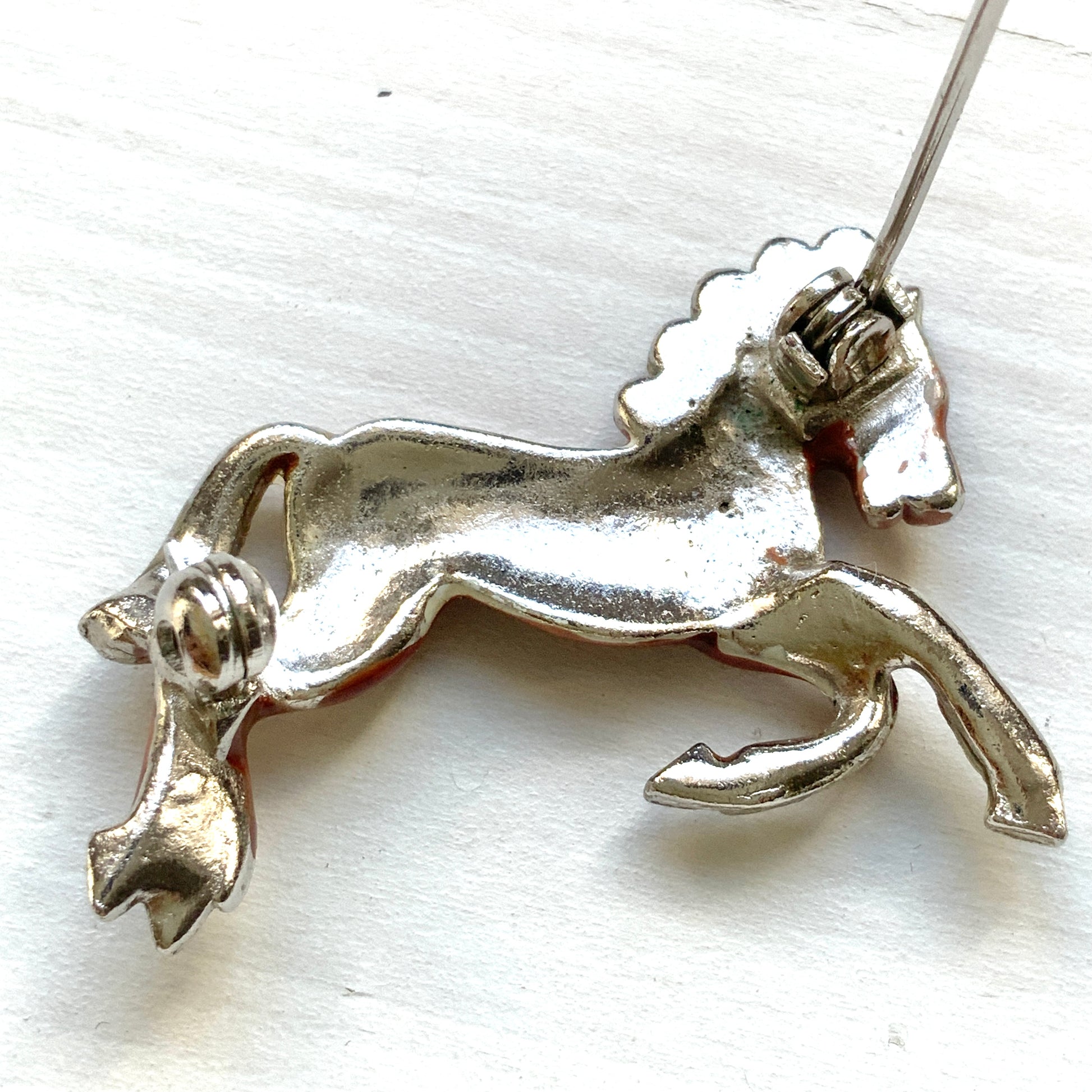A brown enamel horse brooch. ブラウンエナメルの馬モチーフブローチ。 