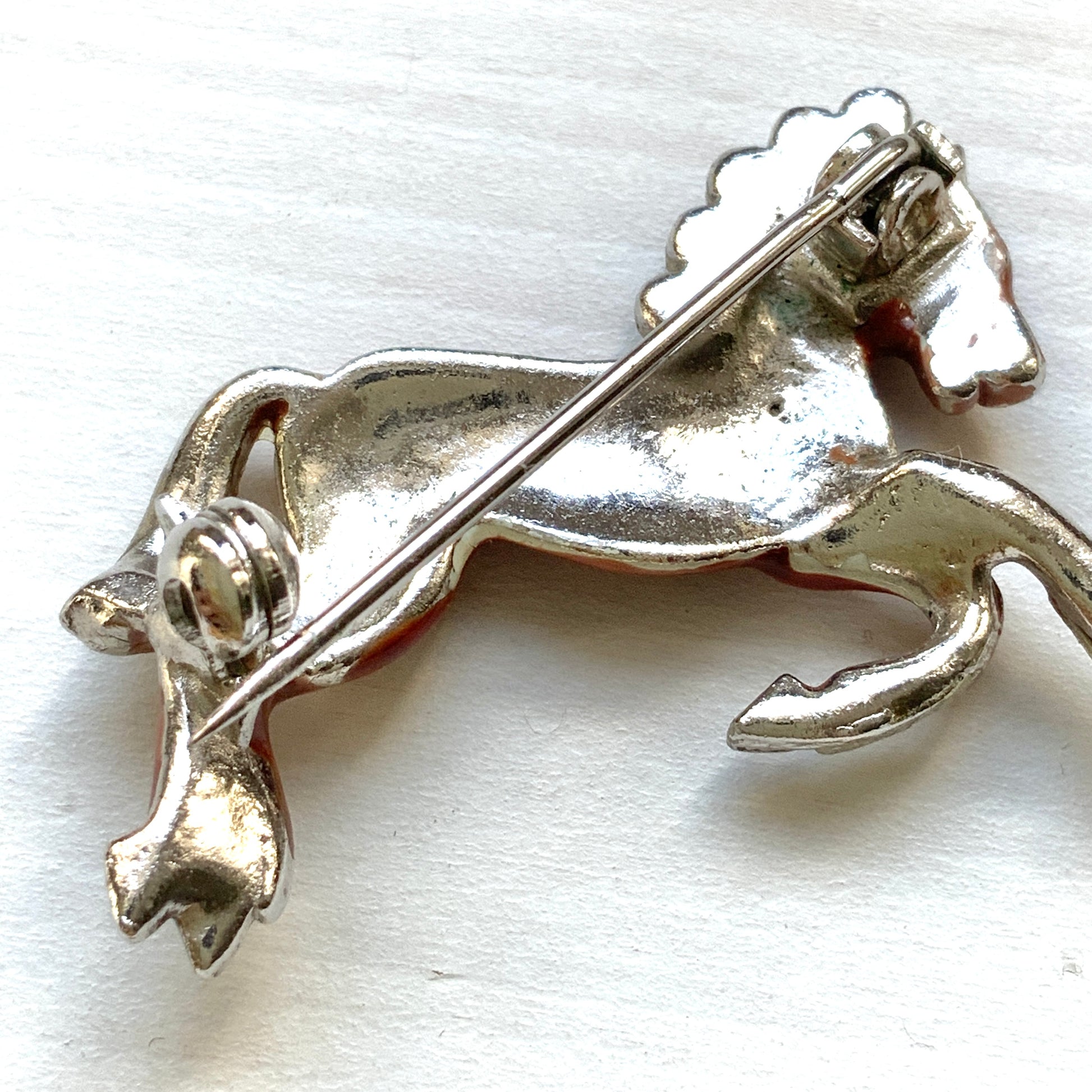 A brown enamel horse brooch. ブラウンエナメルの馬モチーフブローチ。 