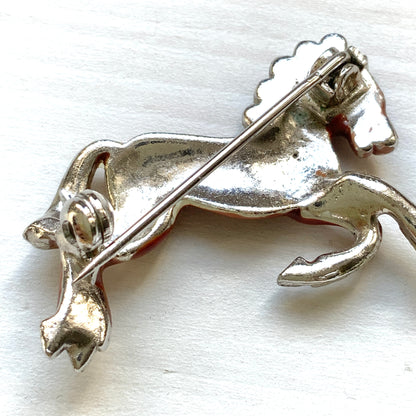 A brown enamel horse brooch. ブラウンエナメルの馬モチーフブローチ。 