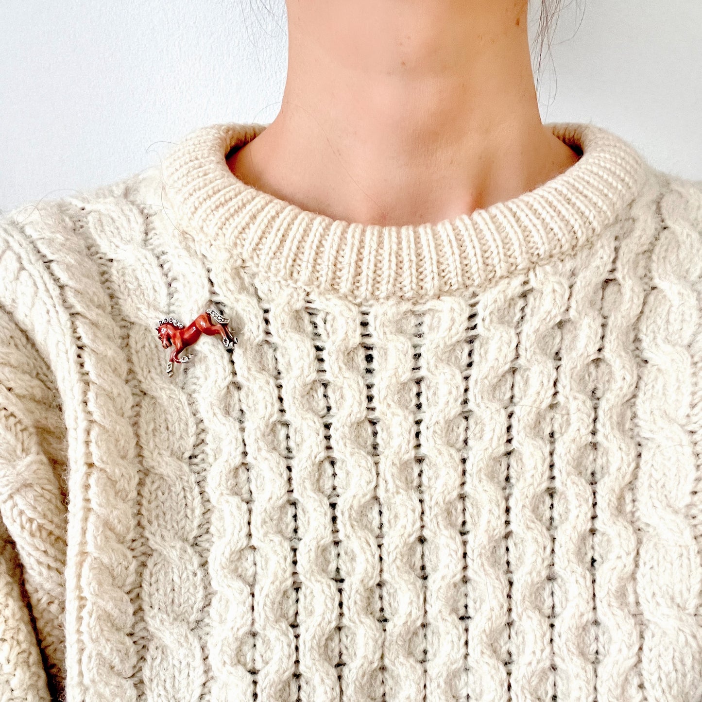 A brown enamel horse brooch. ブラウンエナメルの馬モチーフブローチ。 