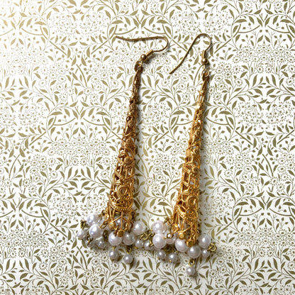 These earrings feature gold-tone filigree cones with faux pearl fringes that dangle elegantly.  ゴールドトーンのフィリグリーのコーンにフォーパールのフリンジが揺れるピアス。