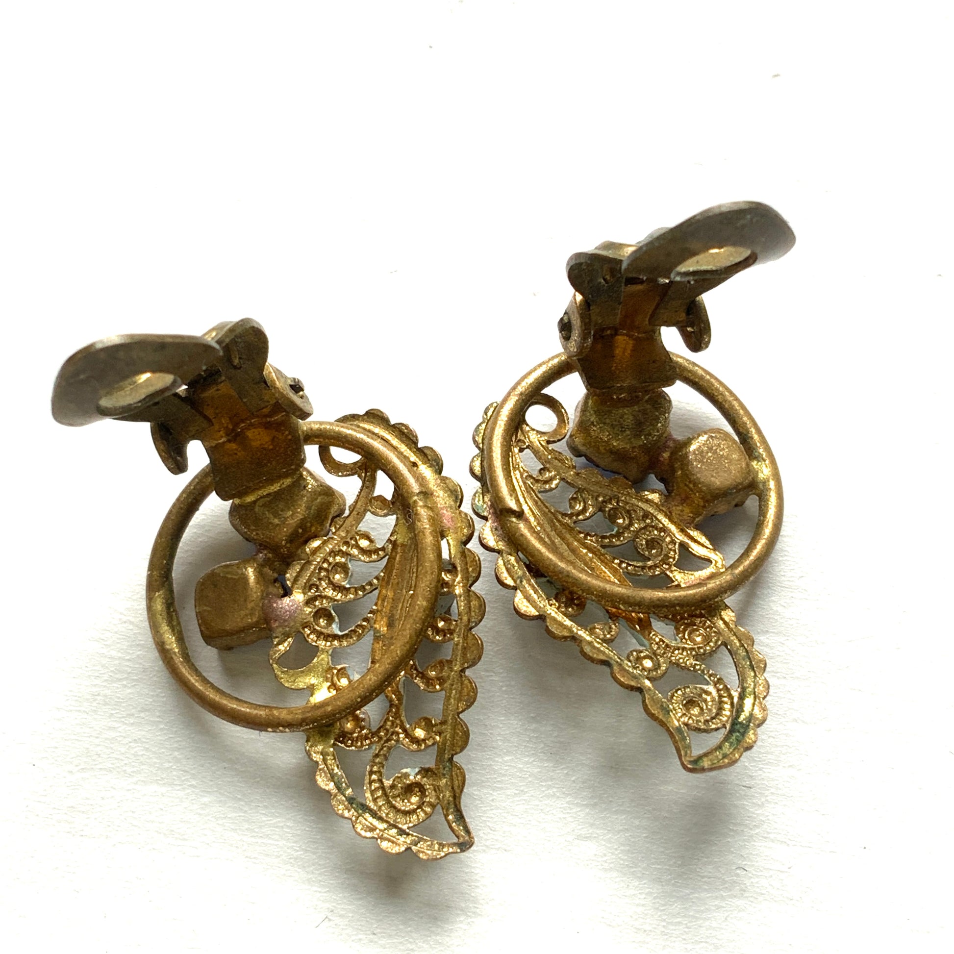Clip-on earrings in the shape of filigree feathers, delicately painted in light blue. 水色にペイントされたフィリグリーの羽の形のクリップイヤリング。 