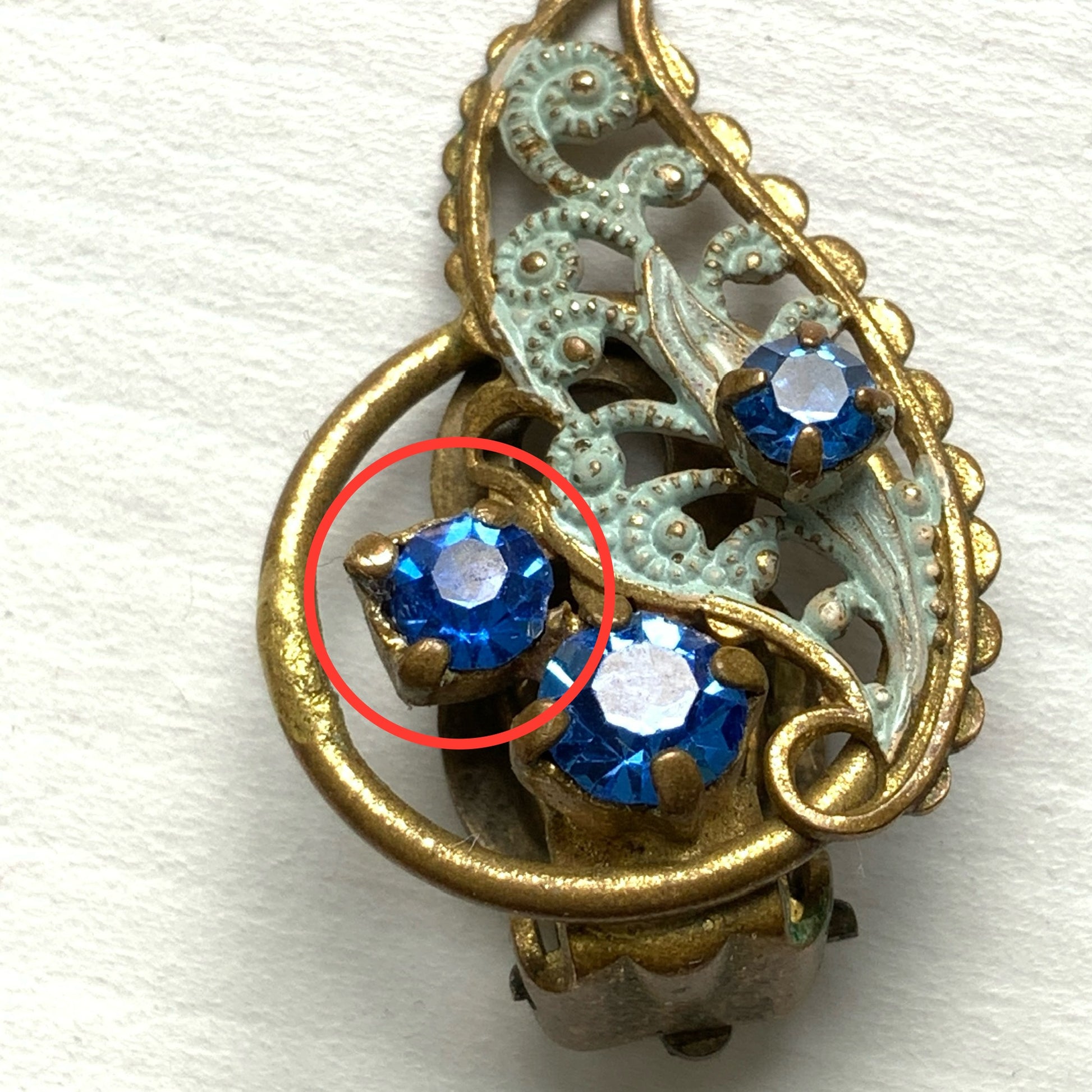 Clip-on earrings in the shape of filigree feathers, delicately painted in light blue. 水色にペイントされたフィリグリーの羽の形のクリップイヤリング。 
