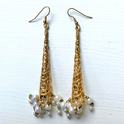 These earrings feature gold-tone filigree cones with faux pearl fringes that dangle elegantly.  ゴールドトーンのフィリグリーのコーンにフォーパールのフリンジが揺れるピアス。
