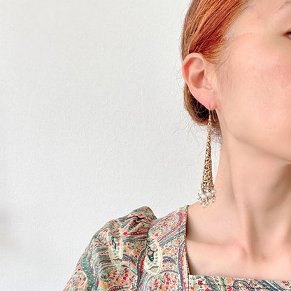 These earrings feature gold-tone filigree cones with faux pearl fringes that dangle elegantly.  ゴールドトーンのフィリグリーのコーンにフォーパールのフリンジが揺れるピアス。