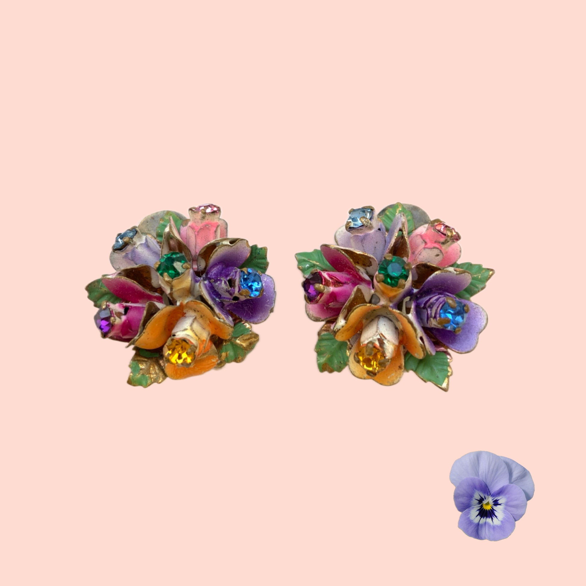 A pair of vintage enamel earrings designed as a colourful bouquet of flowers. 色とりどりの花が束ねられた、エナメルのフラワーイヤリング。
