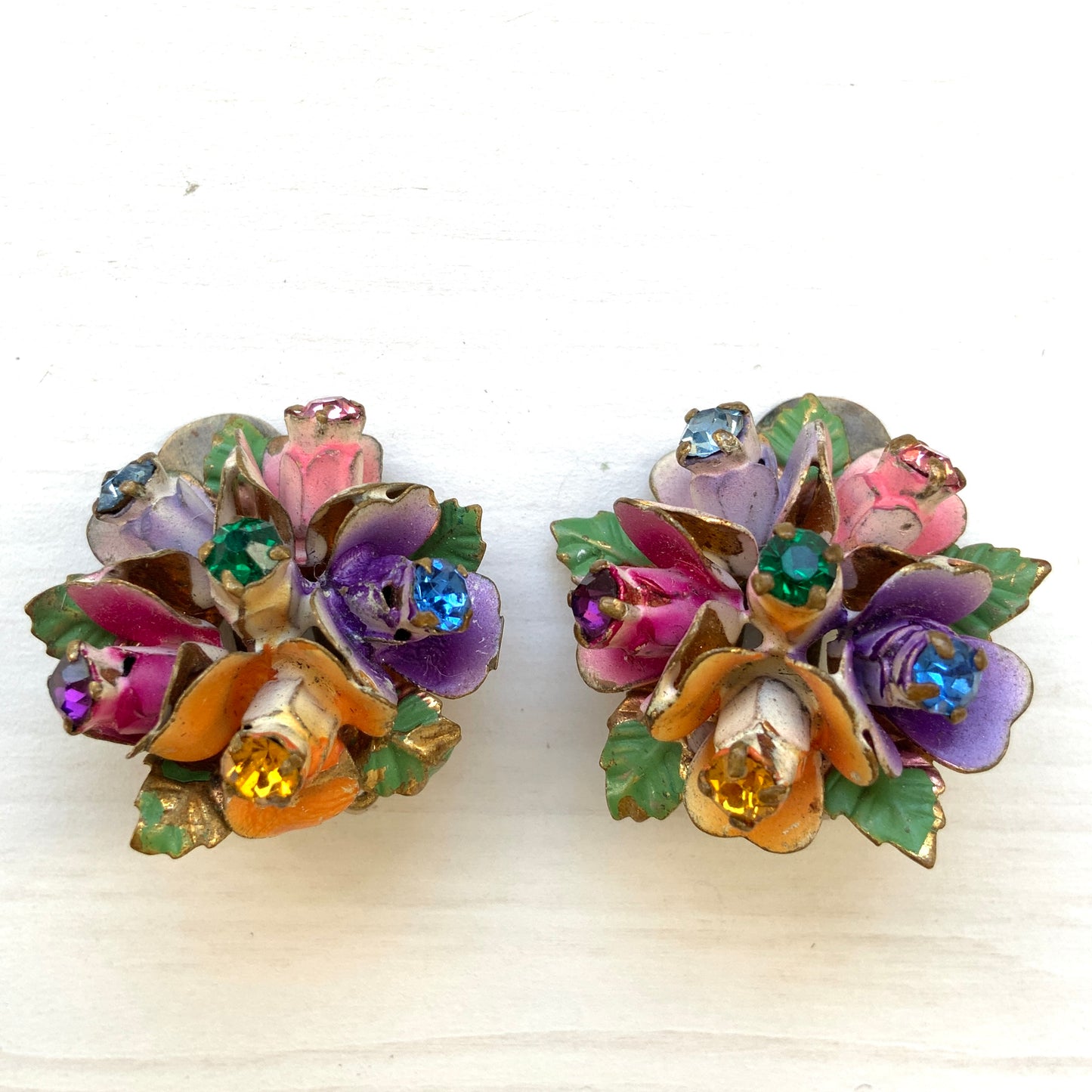 A pair of vintage enamel earrings designed as a colourful bouquet of flowers. 色とりどりの花が束ねられた、エナメルのフラワーイヤリング。