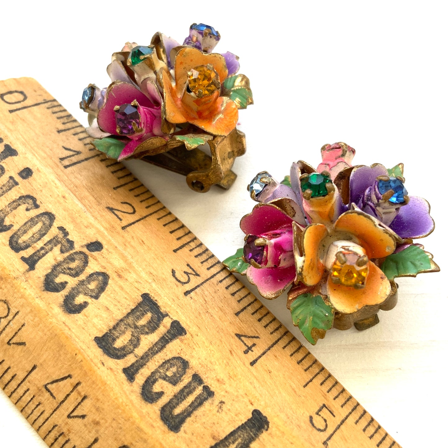 A pair of vintage enamel earrings designed as a colourful bouquet of flowers. 色とりどりの花が束ねられた、エナメルのフラワーイヤリング。