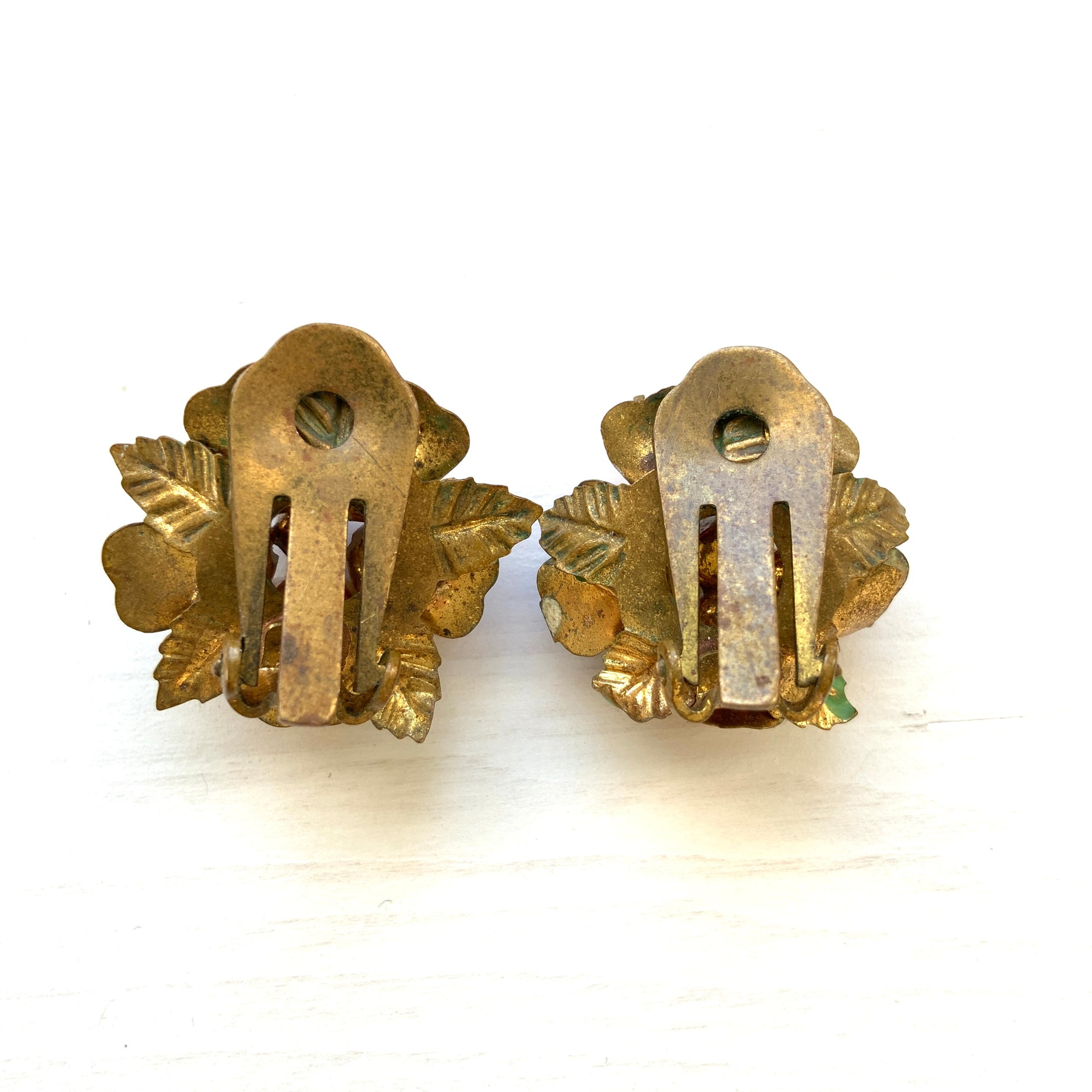 A pair of vintage enamel earrings designed as a colourful bouquet of flowers. 色とりどりの花が束ねられた、エナメルのフラワーイヤリング。