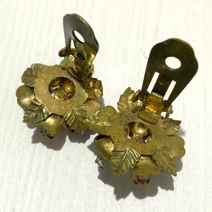 A pair of vintage enamel earrings designed as a colourful bouquet of flowers. 色とりどりの花が束ねられた、エナメルのフラワーイヤリング。