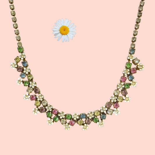 A vintage necklace adorned with white enamel flowers and colourful rhinestones.白いエナメルのお花とカラフルなラインストーンが並んだネックレス。